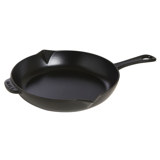 Sartén con vertedor de hierro fundido Staub 26 cm, COLORES VARIADOS